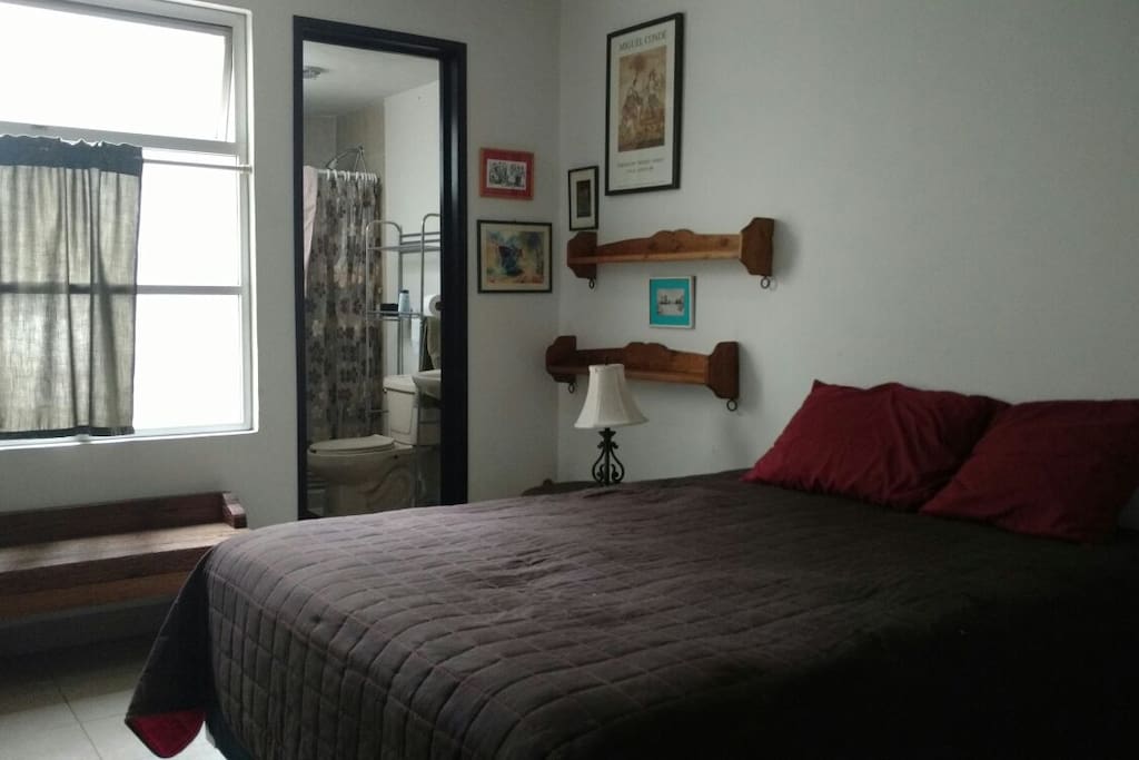 Recámara privada con baño y cama queen.
Private bedroom with bathroom and queen size bed
