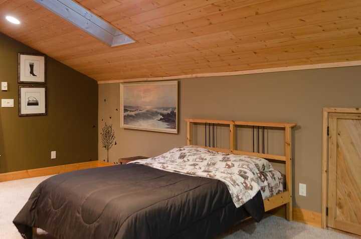 U četvrtoj spavaćoj sobi nalaze se dva bračna kreveta. To je potkrovlje kuće i potrebne su stepenice. Pristup je kroz treću spavaću sobu.