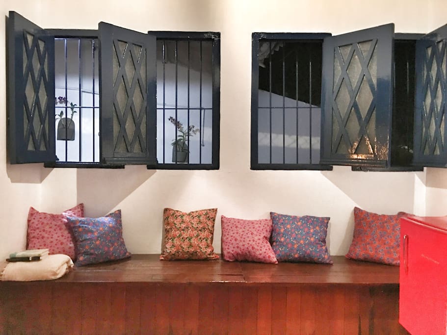 Bonus Room Sitting Area w/ 4 Windows to Garden / Quarto Conjugado c/ 4 janelas para o Jardim