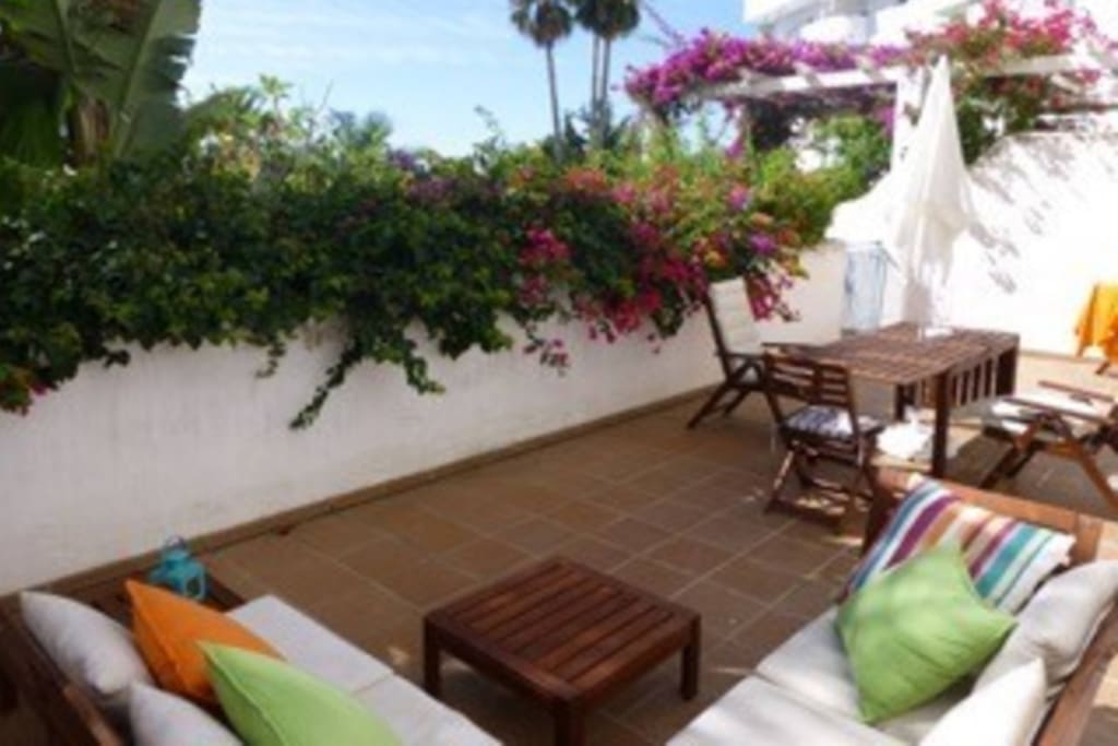 Big private terrace with direct access to common swimming pool. Amplia Terraza privada que da directo a piscina