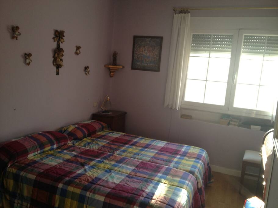 Dormitorio con 2 camas de 90, muy luminoso. Armario empotrado muy grande, TV