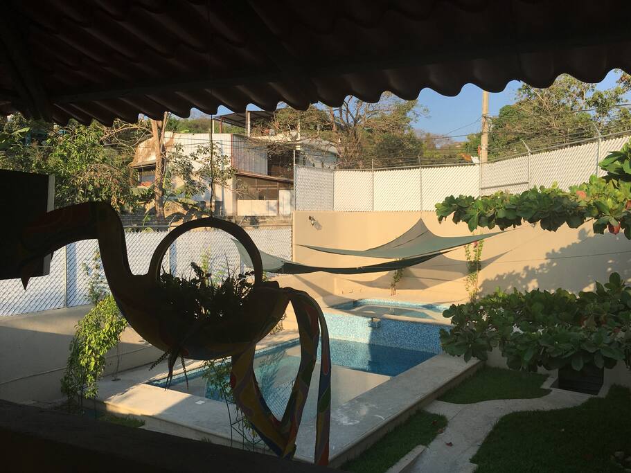 Palapa con vista a la alberca.