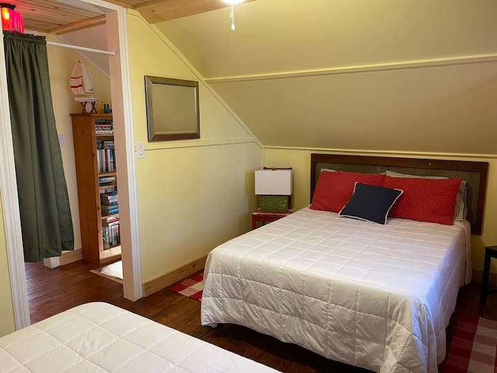 Kitanda maradufu katika chumba cha kulala cha ghorofani (vitanda 2 vya watu wawili katika chumba hiki)