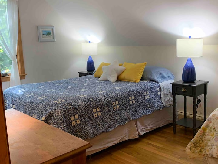 Dormitorio queen y doble en la planta superior