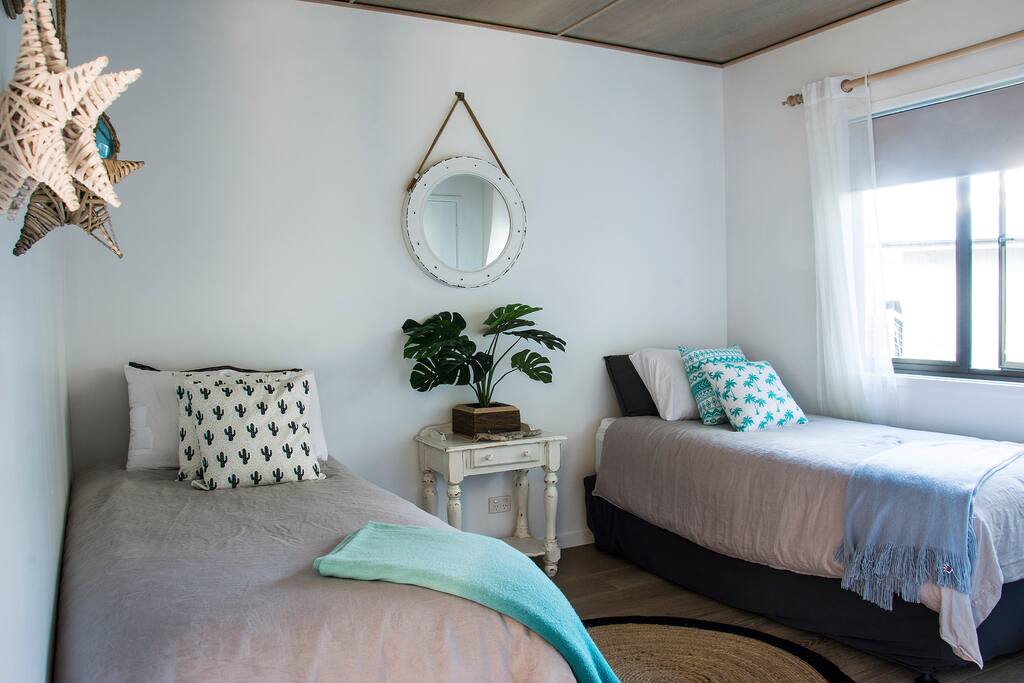 TWO SINGLE BEDS BEDROOM 3