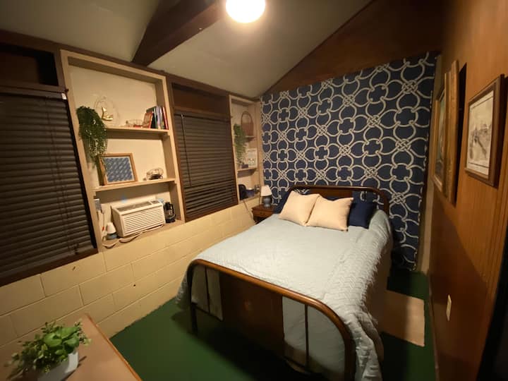 前卧室，配备全尺寸床和湖泊景观