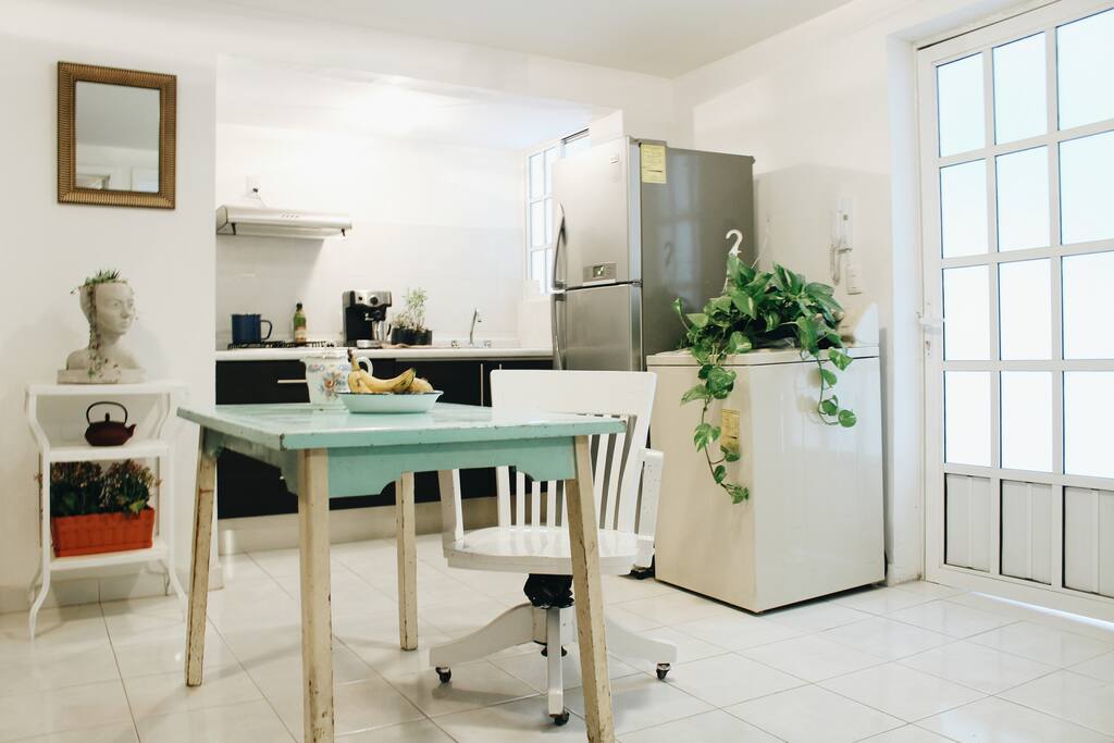 The little kitchen is available for guests. La cocina está disponible para los huéspedes