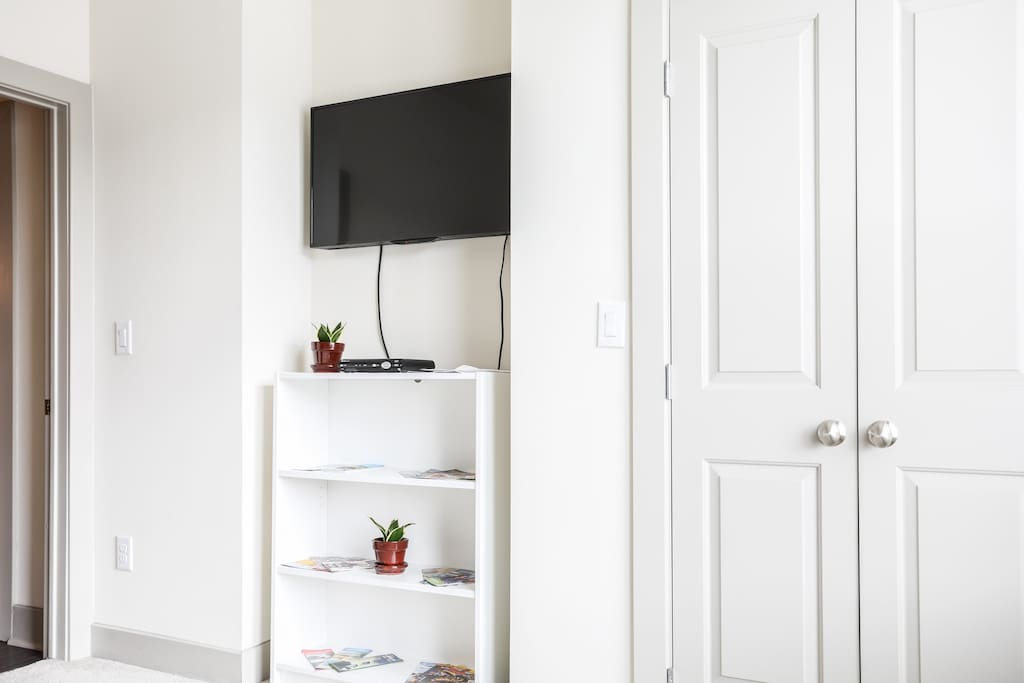 Smart TV in bedroom with free access to cable and WiFi. Use of walk-in closet.