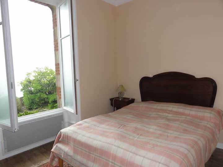 ห้องนอนชั้นล่างพร้อมฝักบัวอาบน้ำ