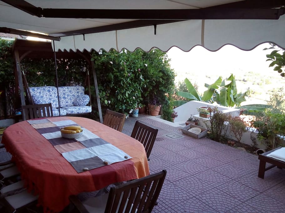 Terrazza lato dondolo: da qui la vista del lago che sconfina a al mare è mozzafiato (anche il binocolo in dotazione)