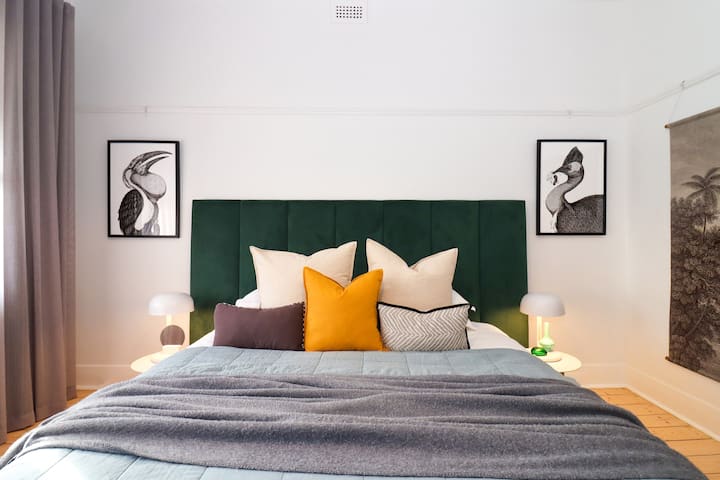 CAMA PRINCIPAL TAMAÑO KING - UN REFUGIO DE LUJO, BIEN EQUIPADO.