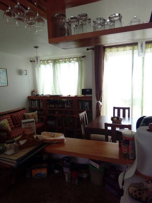 Vista del living comedor desde la cocina