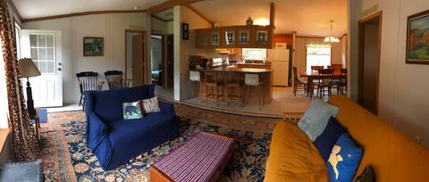 Orchard House - cozy getaway near Burke