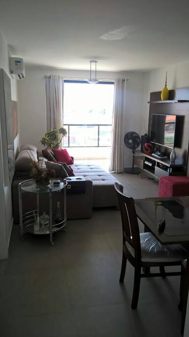 sala de TV com sofá cama ( casal ) TV LG 50" com Home Theather e ar condicionado Split 12.000 BTUs
