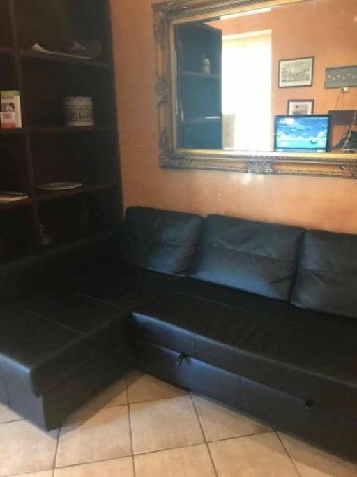 un comodo divano per la pianificazione dei tuoi tour!