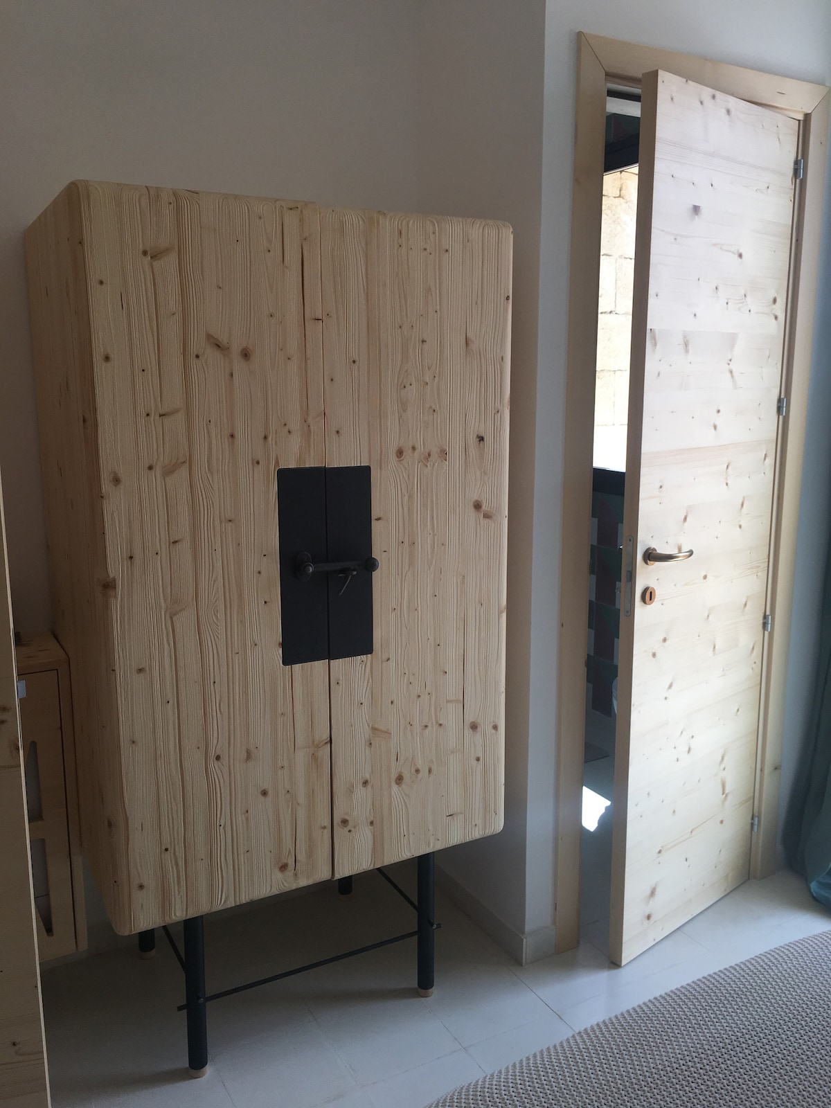 ตู้เสื้อผ้าในห้องนอน 2