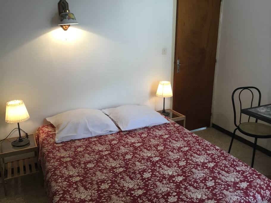 chambre avec lit en 140 cm