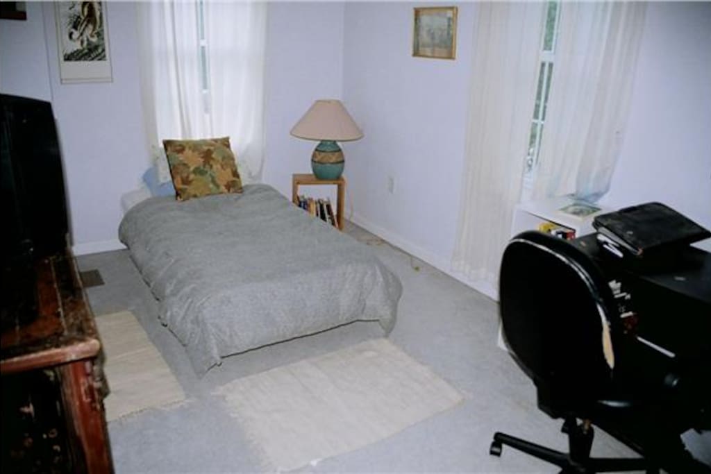 A 2nd bedroom with queen size bed