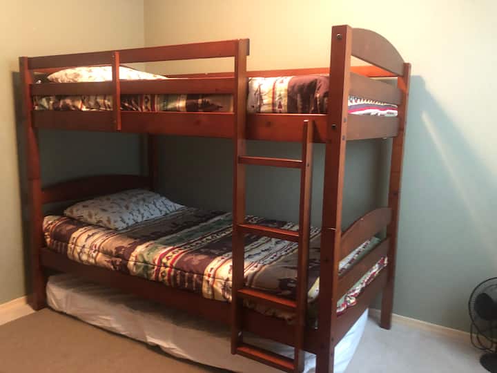 3号卧室配有双层床垫