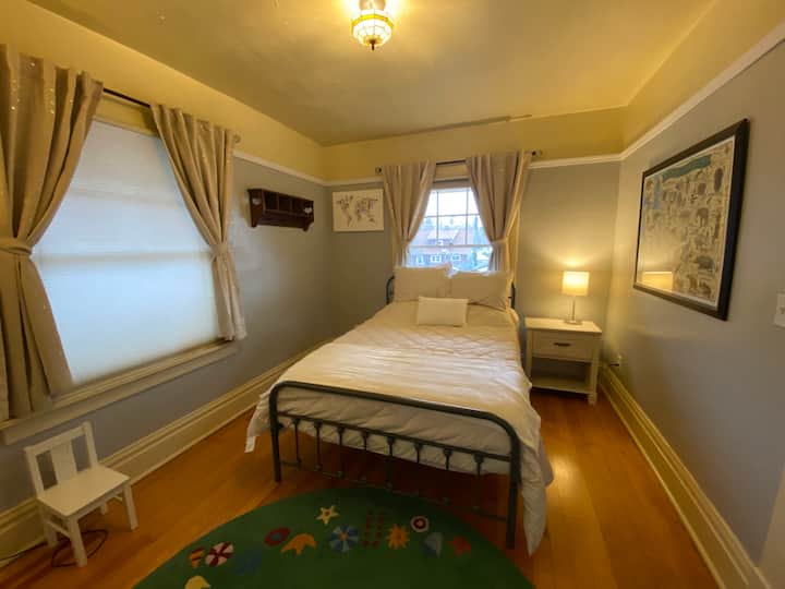 חדר שינה בינוני עם ארון אחד.