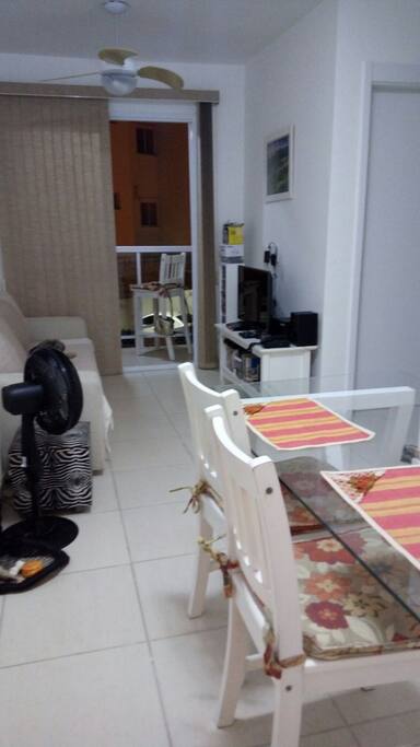 Sala e varanda com ventiladores de teto e portatil