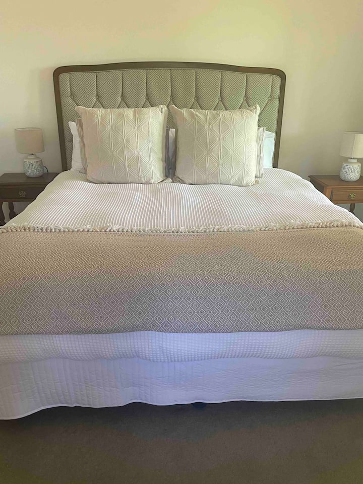 Main Bedroom King Size Bed with Ensuite 