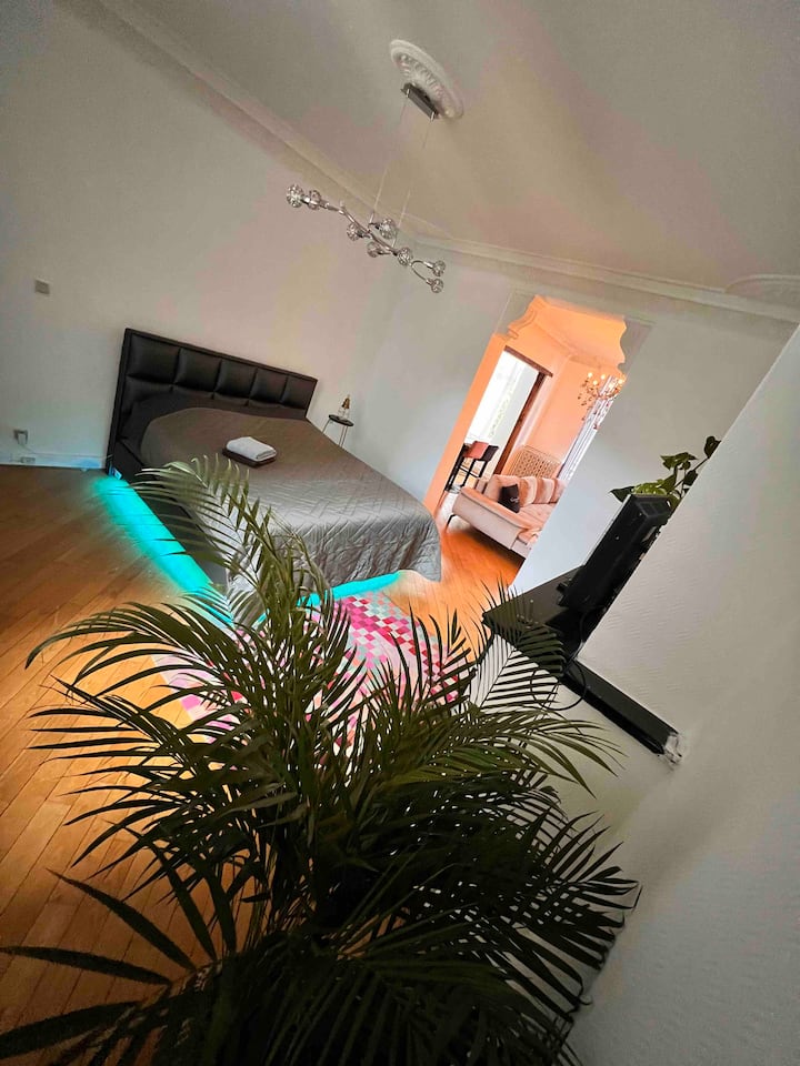 غرفة نومنا الرومانسية هي المكان المثالي لقضاء ليلة في الموعد. مع سرير كبير ومريح وإضاءة ناعمة وموسيقى رومانسية، يمكنك إنشاء لحظات لا تنسى مع أحبائك