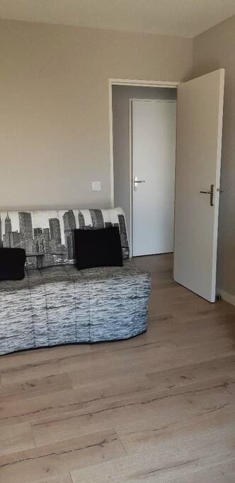 Petite chambre avec coin bureau