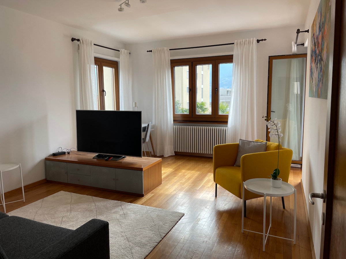 Popular Airbnb listing: Lake and mountains directly from the bed in Minusio - 10 min. SBB in Ticino