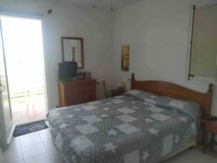 Dvojlôžková spálňa (hlavná) s balkónom a výhľadom na oceán