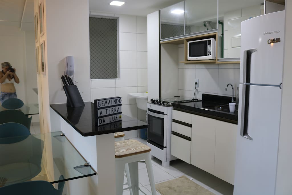 Cozinha com todos os utensílios para cozinhar.
