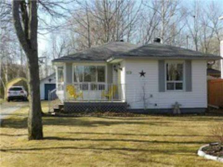 Lake View , boatingbike pathway Houses for Rent in Innisfil, Ontario, Canada Airbnb