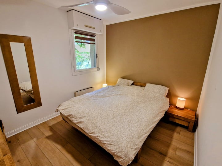 Dormitorio 1 con cama grande tamaño queen (160×200 cm) y cómoda.