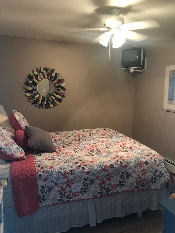 غرفة نوم بسرير ملكي. 