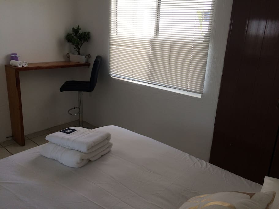 Habitaciones equipadas completamente nuevas con sábanas y toallas de algodón, almohadas y colchones nuevos de excelente calidad y confort. Ventiladores, escritorio y closets.