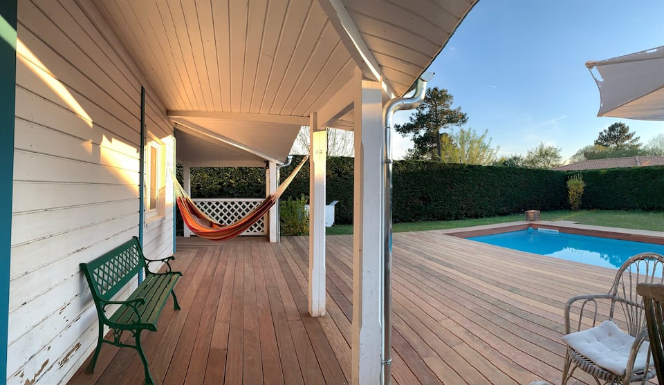 Cozy wooden house with pool — Foto 1