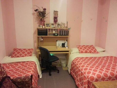 Comfy room w/ 2 beds& TV, microwave& fridge