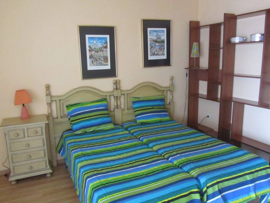 Dormitorio con 2 camas