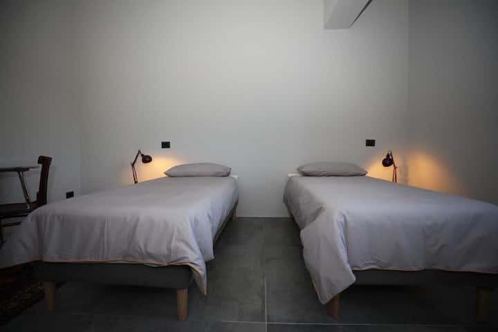 Единична спалня, която може да се превърне в двойно легло.