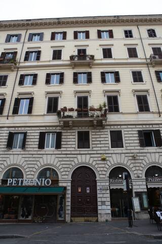 Enjoy apartment luxury in Rome gallery image 4