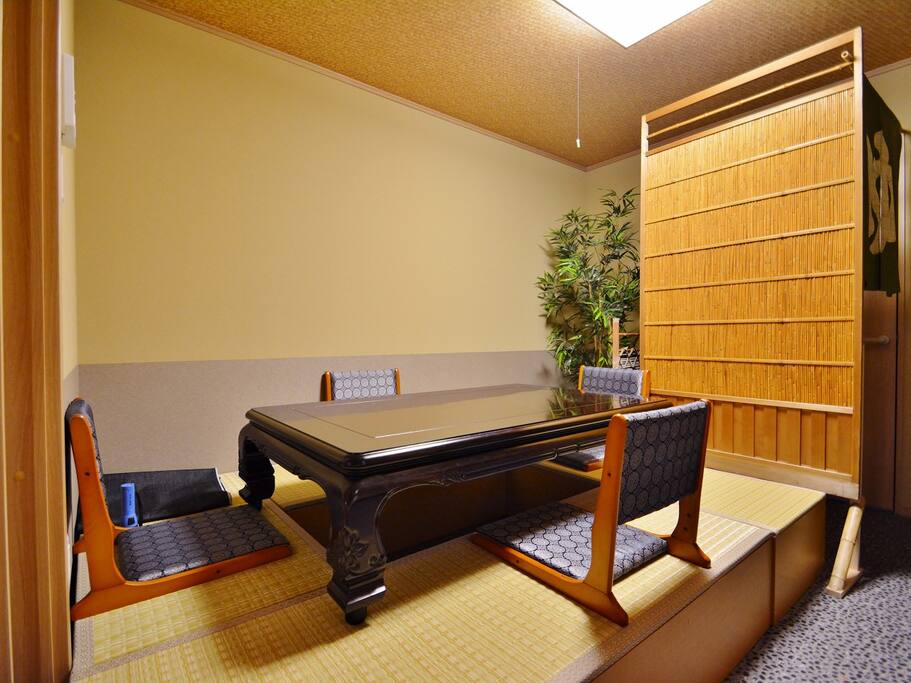 1階ダイニングテーブルは掘りごたつ式。
Dinning table.