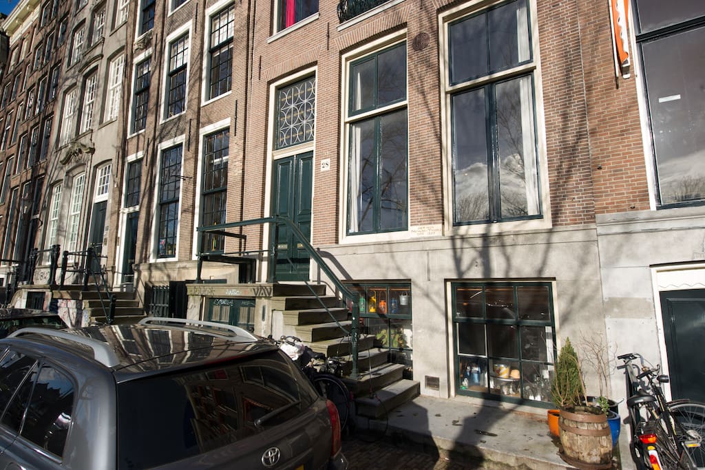 Welcome to Binnenkant 28A! A typical Dutch house below street level!