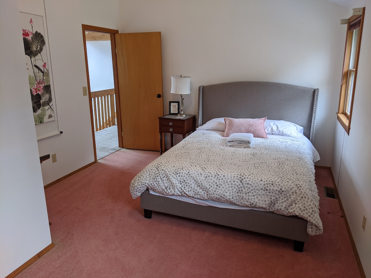 Roze slaapkamer boven met airconditioning bij het raam