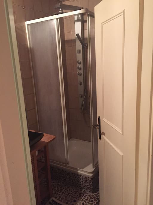 Douche avec WC séparés de la chambre
