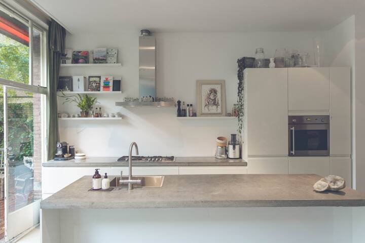 Luxurious artist family home with garden gallery image 5