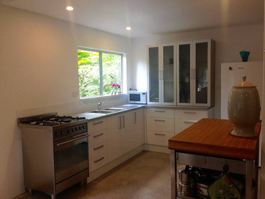 Self contained kitchen gas cooking, microwave, filtered water, coffee, tea, milk & sugar. olive oil, salt & pepper