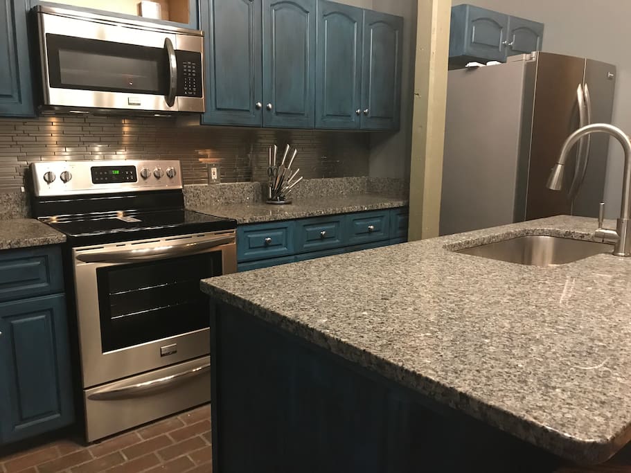 Loving the granite and stainless backsplash!