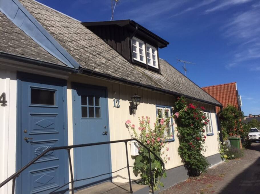 Ingången från gatan.