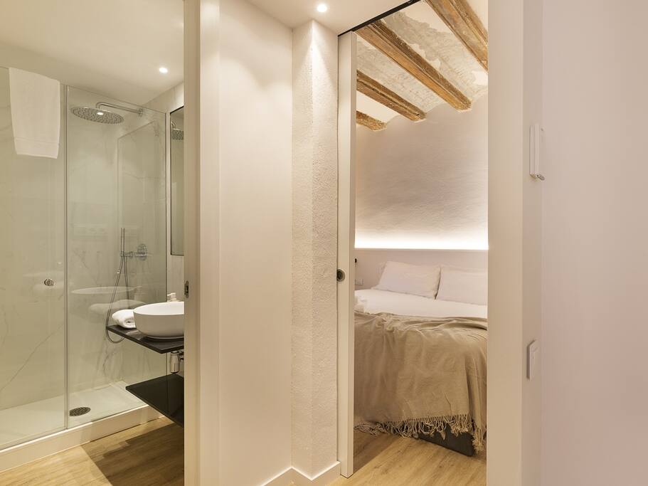 Habitación con cama de matrimonio y baño.