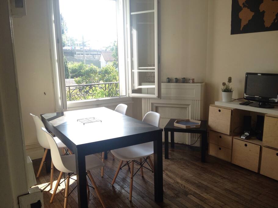 Séjour lumineux avec table à manger